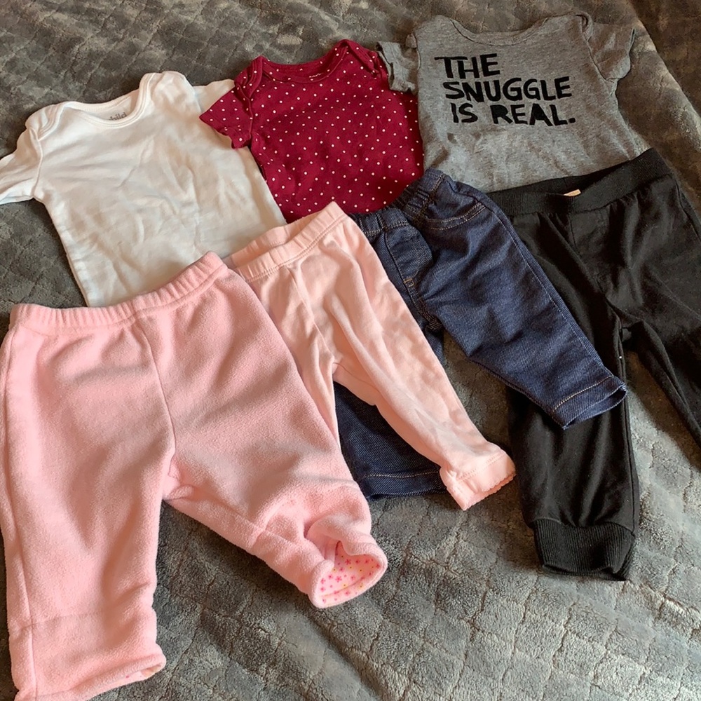 Set of onesies and pants. Good condition. 3/3-6m